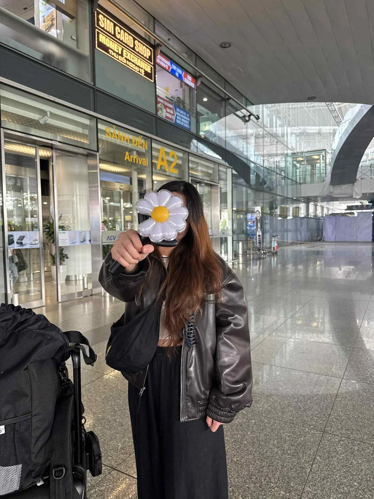 Fan quốc tế 'đu' G-DRAGON ở Hà Nội, tranh thủ ăn phở và bánh mì, uống cà phê sữa đá - Ảnh 5.