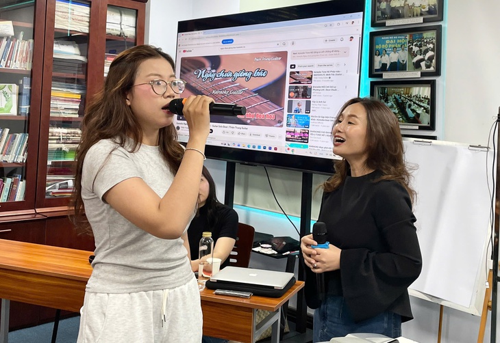 Sôi nổi buổi học đa kỹ năng của sinh viên Trường ĐH Nguyễn Tất Thành với ca sĩ Thu Phượng- Ảnh 3. Sinh viên học đa kỹ năng ở báo Tuổi Trẻ cùng ca sĩ Thu Phượng - Ảnh 3.