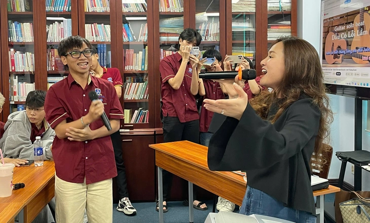 Sôi nổi buổi học đa kỹ năng của sinh viên Trường ĐH Nguyễn Tất Thành với ca sĩ Thu Phượng- Ảnh 2. sinh viên - Ảnh 2.
