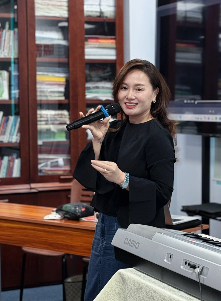 Sôi nổi buổi học đa kỹ năng của sinh viên Trường ĐH Nguyễn Tất Thành với ca sĩ Thu Phượng- Ảnh 5. sinh viên - Ảnh 5.