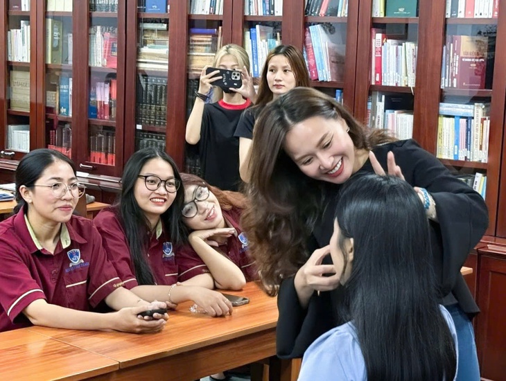 Sôi nổi buổi học đa kỹ năng của sinh viên Trường ĐH Nguyễn Tất Thành với ca sĩ Thu Phượng- Ảnh 8. sinh viên - Ảnh 8.