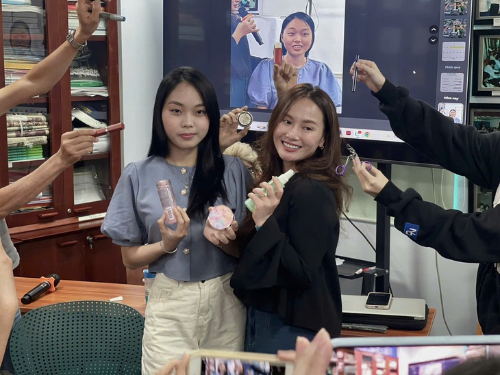 Sôi nổi buổi học đa kỹ năng của sinh viên Trường ĐH Nguyễn Tất Thành với ca sĩ Thu Phượng- Ảnh 6. sinh viên - Ảnh 6.