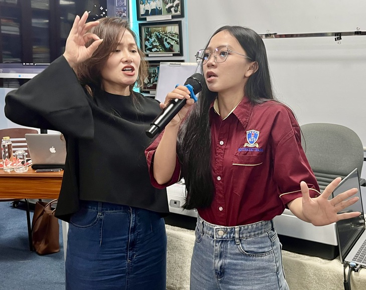 Sôi nổi buổi học đa kỹ năng của sinh viên Trường ĐH Nguyễn Tất Thành với ca sĩ Thu Phượng- Ảnh 9. Sinh viên học đa kỹ năng ở báo Tuổi Trẻ cùng ca sĩ Thu Phượng - Ảnh 9.