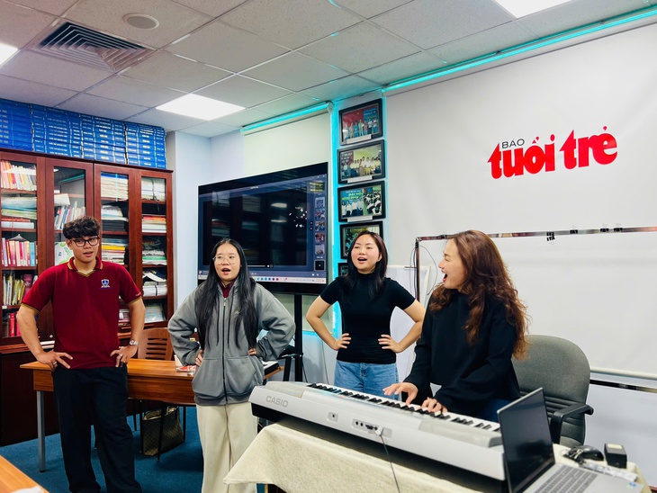 Sôi nổi buổi học đa kỹ năng của sinh viên Trường ĐH Nguyễn Tất Thành với ca sĩ Thu Phượng- Ảnh 1. sinh viên - Ảnh 1.