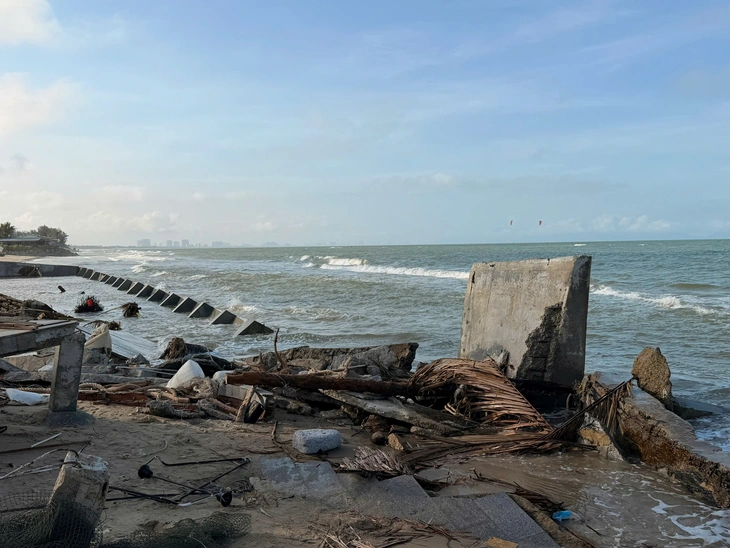 Tàu cổ Hội An lại 'mất dấu' sau ít giờ phát lộ trên bãi cát - Ảnh 3.