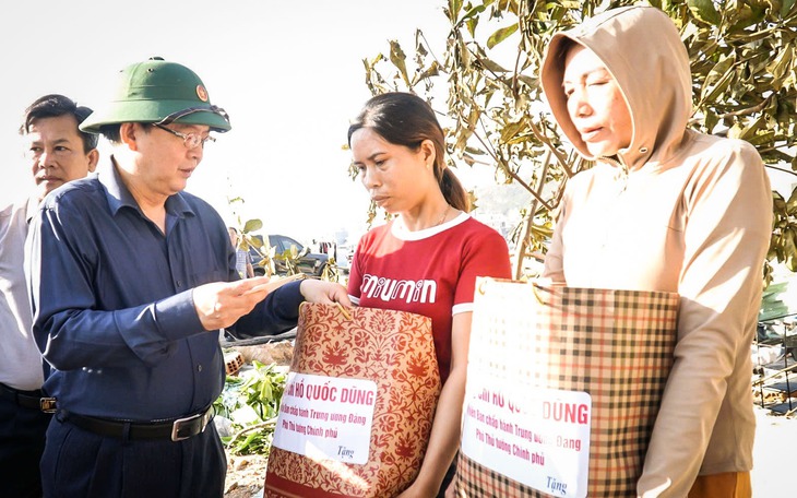 Cửa phòng học, mái ngói bị gió thổi bay, đầu tuần học sinh tâm bão Kalmaegi vẫn trở lại trường- Ảnh 7.