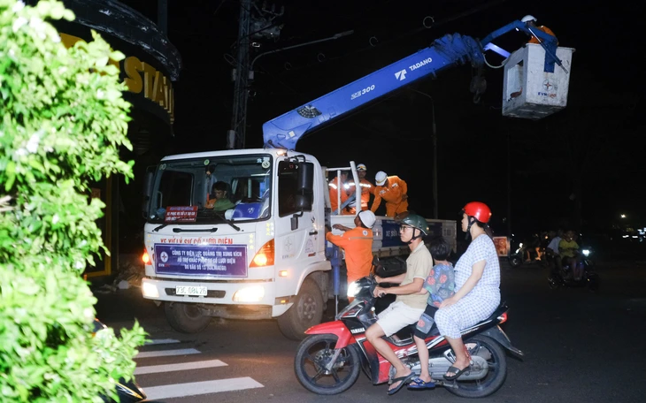 Muôn kiểu sống chung với mất điện của người dân vùng bão phía đông Đắk Lắk - Ảnh 10.