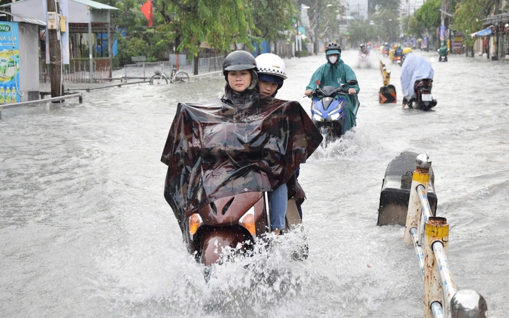Qua ‘Tứ giác ngập’ ở Gò Vấp cũ, mưa là dắt xe - Ảnh 2.