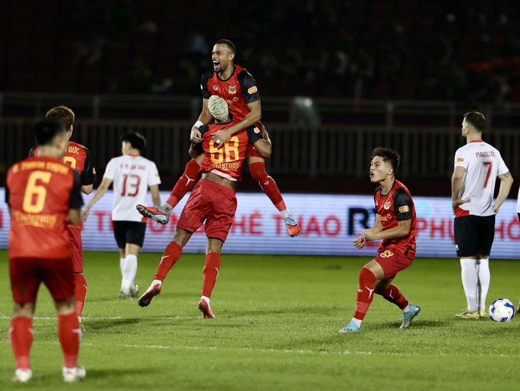 Lội ngược dòng khó tin, Nình Bình đánh bại Công An TP.HCM trong trận cầu có 7 bàn thắng - Ảnh 1.