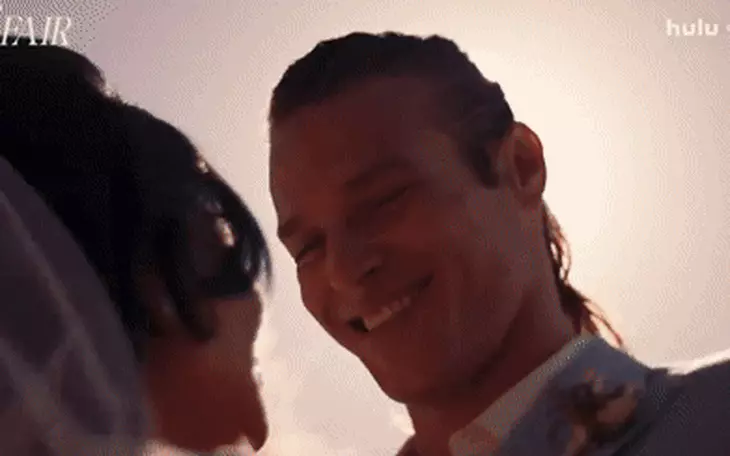 GMMTV gây tranh cãi vì cho nữ nghệ sĩ quỳ chụp hình tại lễ trao giải - Ảnh 3.