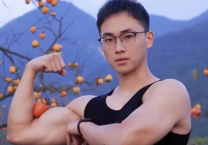 Cán bộ thôn lấy bắp tay kẹp quả hồng để quảng cáo giúp nông dân - Ảnh 1.