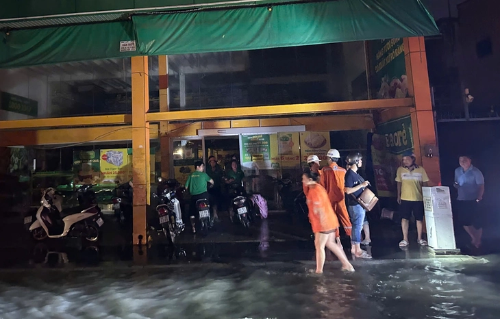 Làm rõ vụ thiếu niên 15 tuổi nghi bị điện giật chết khi qua điểm ngập tại trung tâm TP.HCM - Ảnh 1.