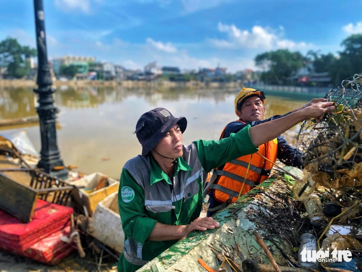 Hưởng ứng lời kêu gọi của chủ tịch TP Huế, người dân ra đường dọn rác sau mưa lũ - Ảnh 1.