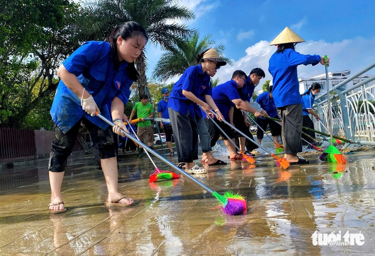 Hưởng ứng lời kêu gọi của chủ tịch TP Huế, người dân ra đường dọn rác sau mưa lũ - Ảnh 3.