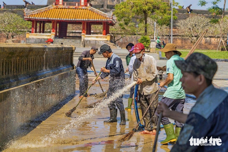Hưởng ứng lời kêu gọi của chủ tịch TP Huế, người dân ra đường dọn rác sau mưa lũ - Ảnh 8.