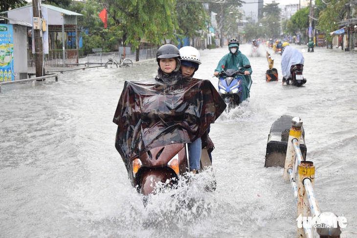 Đường Nguyễn Văn Khối, Lê Văn Thọ ngập nặng, dân đắp bao cát 'không ăn thua' - Ảnh 1.