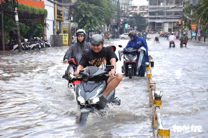 Đường Nguyễn Văn Khối, Lê Văn Thọ ngập nặng, dân đắp bao cát 'không ăn thua' - Ảnh 2.
