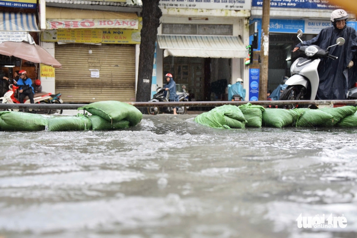Đường Nguyễn Văn Khối, Lê Văn Thọ ngập nặng, dân đắp bao cát 'không ăn thua' - Ảnh 4.