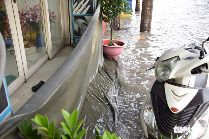 Đường Nguyễn Văn Khối, Lê Văn Thọ ngập nặng, dân đắp bao cát 'không ăn thua' - Ảnh 5.