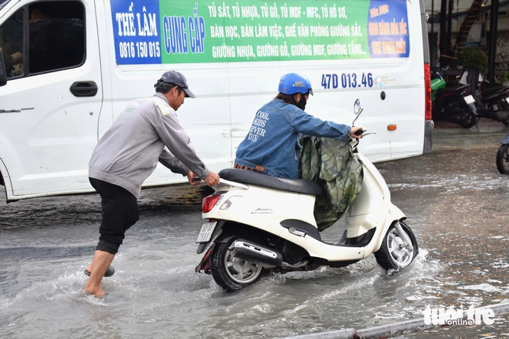Đường Nguyễn Văn Khối, Lê Văn Thọ ngập nặng, dân đắp bao cát 'không ăn thua' - Ảnh 9.