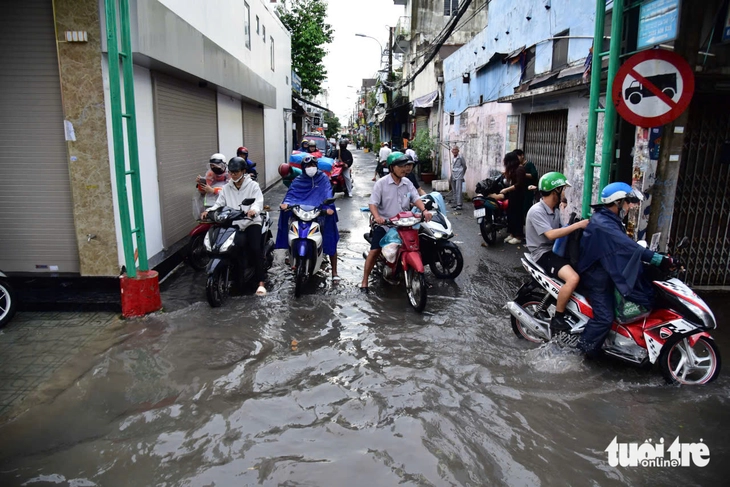 Đường Nguyễn Văn Khối, Lê Văn Thọ ngập nặng, dân đắp bao cát 'không ăn thua' - Ảnh 11.