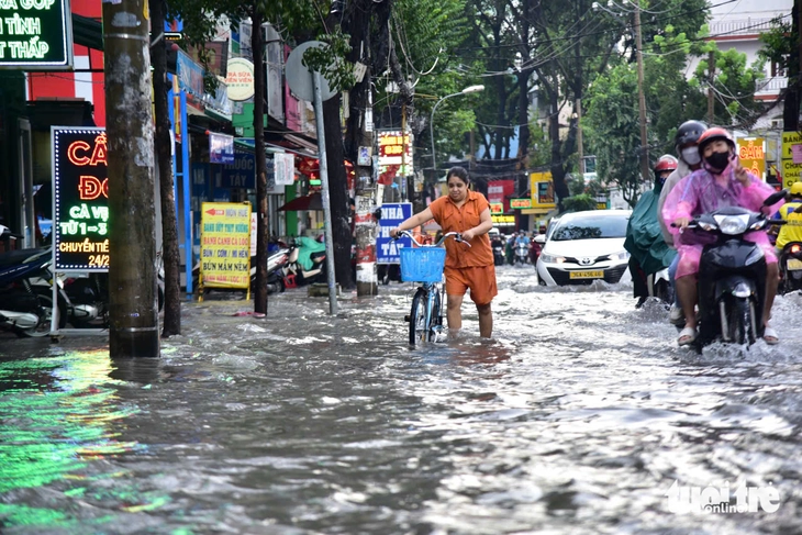 Đường Nguyễn Văn Khối, Lê Văn Thọ ngập nặng, dân đắp bao cát 'không ăn thua' - Ảnh 12.