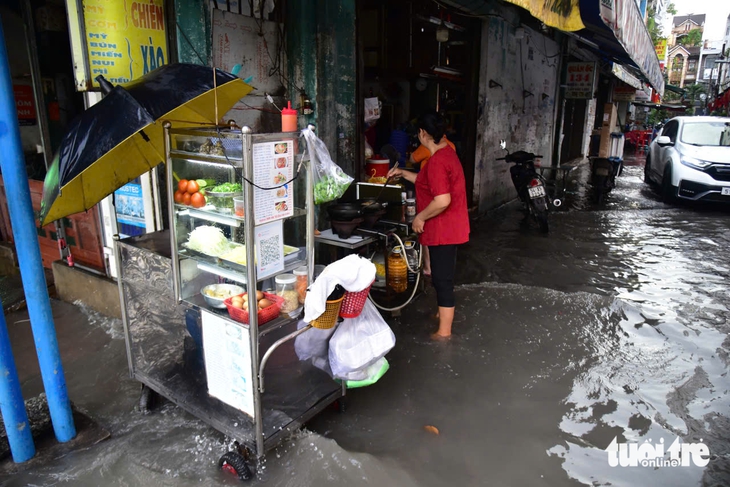 Đường Nguyễn Văn Khối, Lê Văn Thọ ngập nặng, dân đắp bao cát 'không ăn thua' - Ảnh 13.