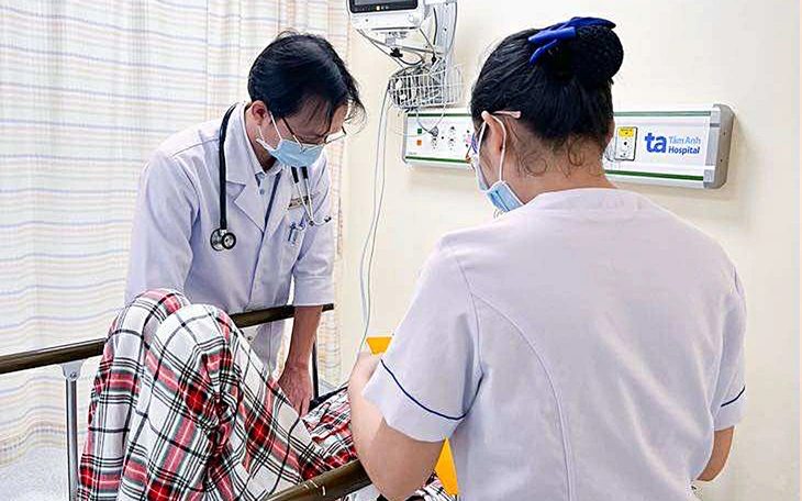 Vụ hàng trăm ca ngộ độc bánh mì ở TP.HCM: Vì sao sau hơn ba ngày vẫn còn nhiều người nhập viện? - Ảnh 2.