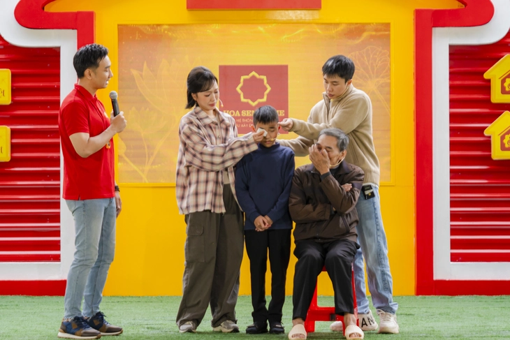 Khán giả Hà Nội đội mưa nán lại đến phút cuối cùng 'Mái ấm gia đình Việt' - Ảnh 1. Mái ấm gia đình Việt - Ảnh 1.