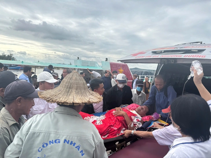 Tàu khách đưa một người ở Lý Sơn sống sót kỳ diệu vào đất liền điều trị - Ảnh 1.