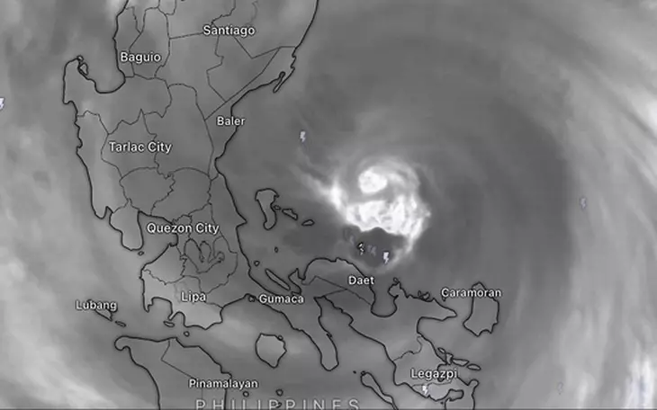 Khối mây dông đậm đen ở TP.HCM giáp Đồng Nai từ chiều đến tối gây dông lốc dữ dội - Ảnh 2.