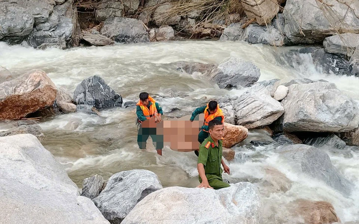 Tìm thấy người đàn ông bị lật thuyền mất tích hơn 10 giờ trên biển - Ảnh 2.