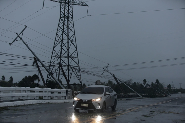 Siêu bão Phượng Hoàng khiến hai người Philippines thiệt mạng - Ảnh 1. phượng hoàng - Ảnh 1.