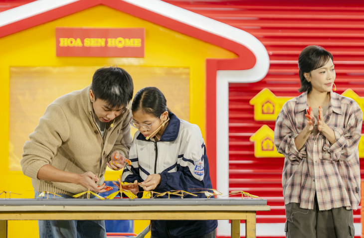 Khán giả Hà Nội đội mưa nán lại đến phút cuối cùng 'Mái ấm gia đình Việt' - Ảnh 2. Khán giả Hà Nội đội mưa nán lại đến phút cuối cùng 'Mái ấm gia đình Việt' - Ảnh 2.