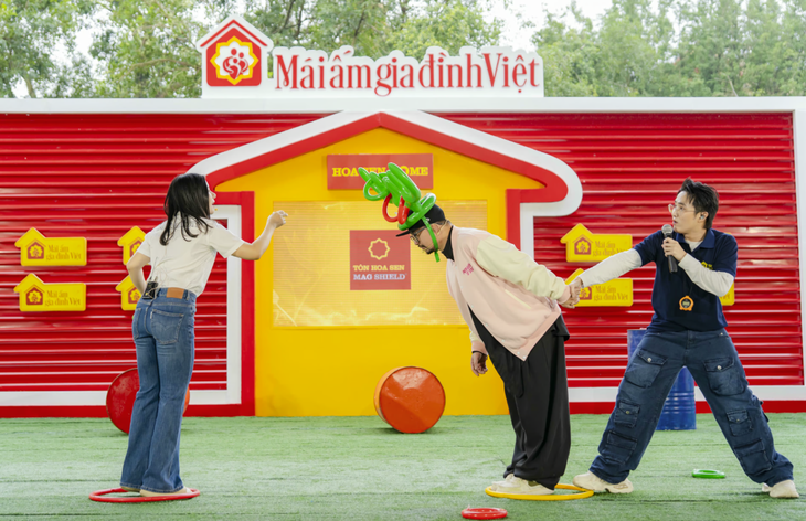 Khán giả Hà Nội đội mưa nán lại đến phút cuối cùng 'Mái ấm gia đình Việt' - Ảnh 3. Khán giả Hà Nội đội mưa nán lại đến phút cuối cùng 'Mái ấm gia đình Việt' - Ảnh 3.