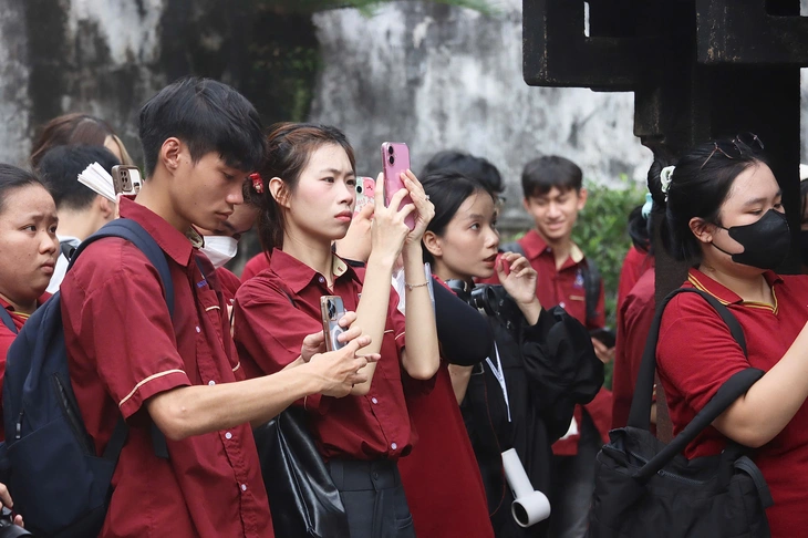 Sinh viên Trường đại học Nguyễn Tất Thành vừa học nghề, vừa học sử tại lăng Ông Bà Chiểu - Ảnh 3.