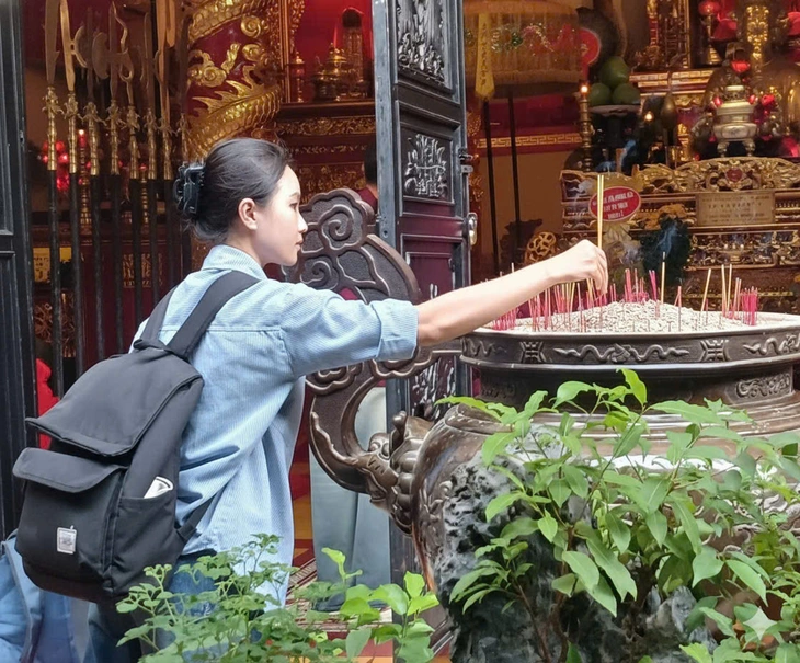 Sinh viên Trường đại học Nguyễn Tất Thành vừa học nghề, vừa học sử tại lăng Ông Bà Chiểu - Ảnh 8.