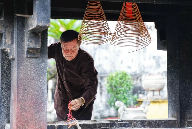 Sinh viên Trường đại học Nguyễn Tất Thành vừa học nghề, vừa học sử tại lăng Ông Bà Chiểu - Ảnh 5.