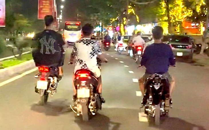 Chạy xe máy 'bốc đầu' còn quay clip đăng Tiktok, thiếu niên bị tịch thu xe - Ảnh 3.