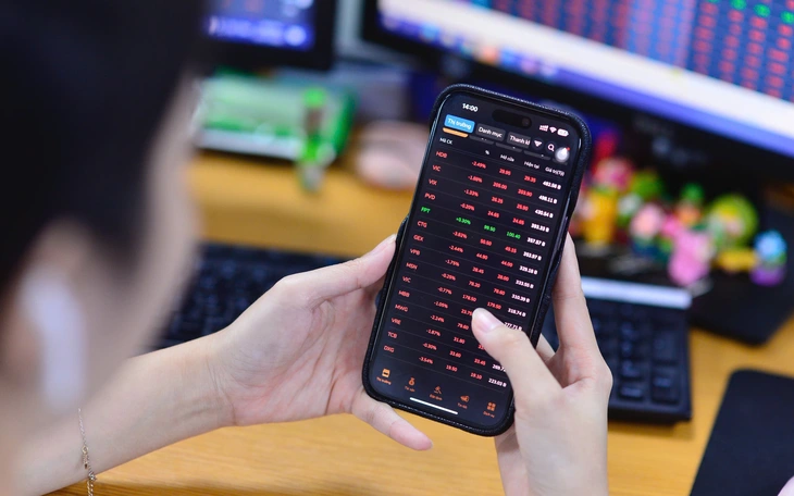 Cổ phiếu ngân hàng bất ngờ 'nổi sóng', chứng khoán bay cao - Ảnh 2.