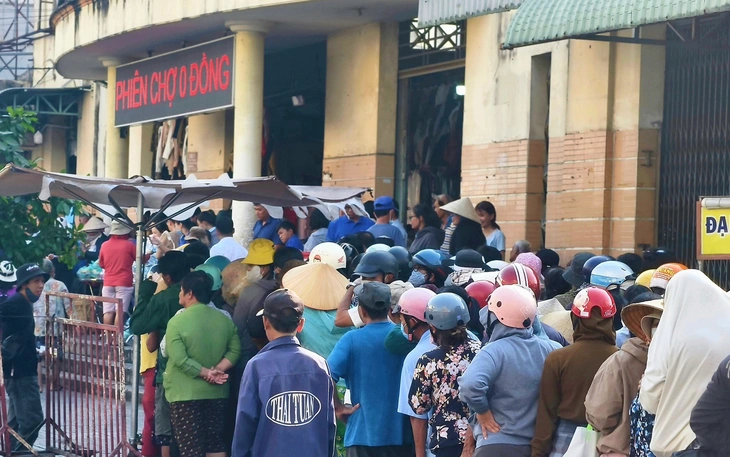 Ấm lòng với hàng trăm suất cơm 0 đồng tặng sinh viên quê vùng lũ, kèm lời mời 'đừng ngại' - Ảnh 3.