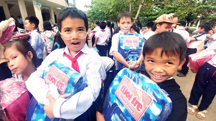 Ngày đầu đi học lại, học sinh bị lũ lụt nặng ở Khánh Hòa nhận quà bạn đọc Tuổi Trẻ - Ảnh 1.