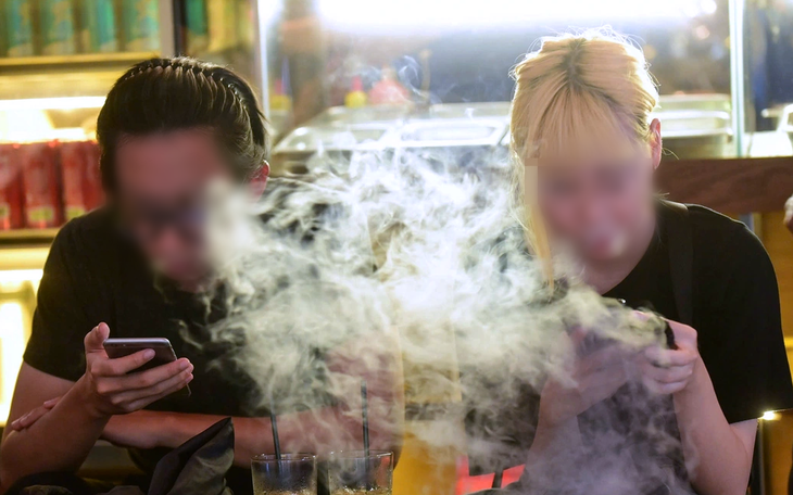 Ngã quỵ, suy thận, giảm trí nhớ sau vài hơi thuốc lá điện tử - Ảnh 2.