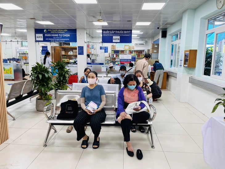 Hỗ trợ 100% mức đóng bảo hiểm y tế cho người 65 - 75 tuổi: Nơi khám ban đầu có phải thay đổi? - Ảnh 1.