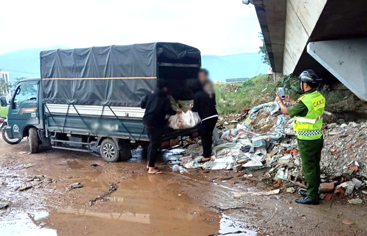 Mật phục bắt quả tang xe tải đổ trộm phế thải dưới cầu Thuận Phước - Ảnh 2.