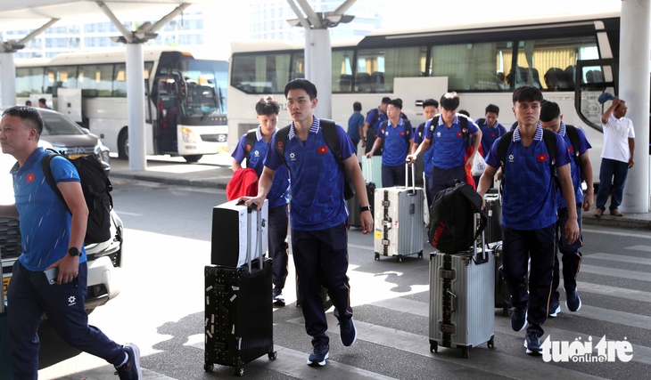 Tuyển U22 Việt Nam lên đường sang Thái Lan dự SEA Games 33 - Ảnh 7.