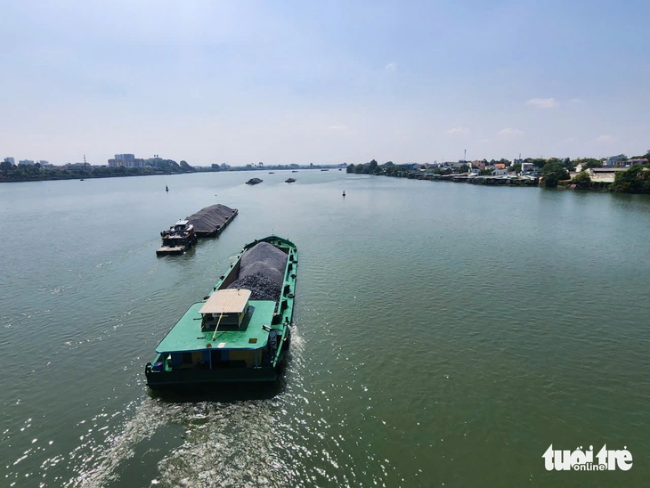 Đồng Nai cấm xe trên 5 tấn vào đường Bùi Hữu Nghĩa: Chủ kho bãi ở đường này vận chuyển hàng ra sao? - Ảnh 1.