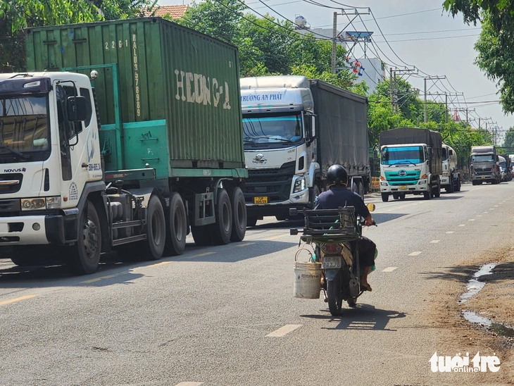 Đồng Nai cấm xe trên 5 tấn vào đường Bùi Hữu Nghĩa: Chủ kho bãi ở đường này vận chuyển hàng ra sao? - Ảnh 2.