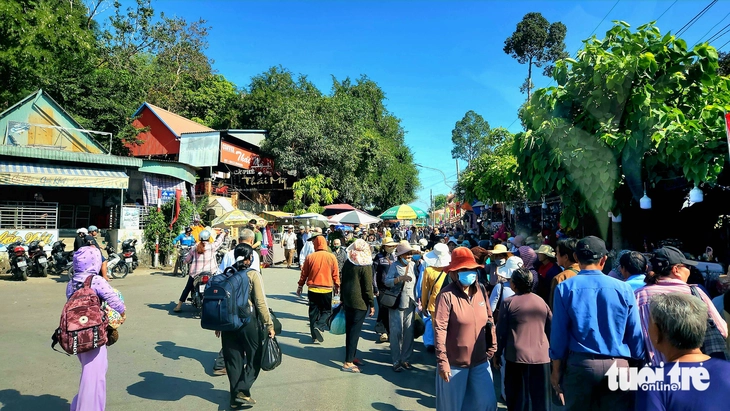 Hàng ngàn người đổ về An Giang dự đại lễ 135 năm Đức Bổn Sư viên tịch - Ảnh 1.