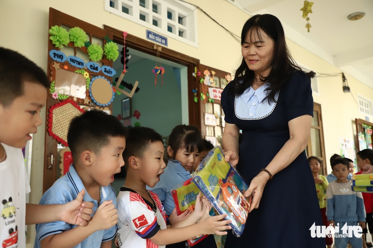 Học sinh mầm non vùng lũ Hòa Thịnh rộn ràng trở lại trường với sách giáo khoa, đồ chơi mới - Ảnh 1.